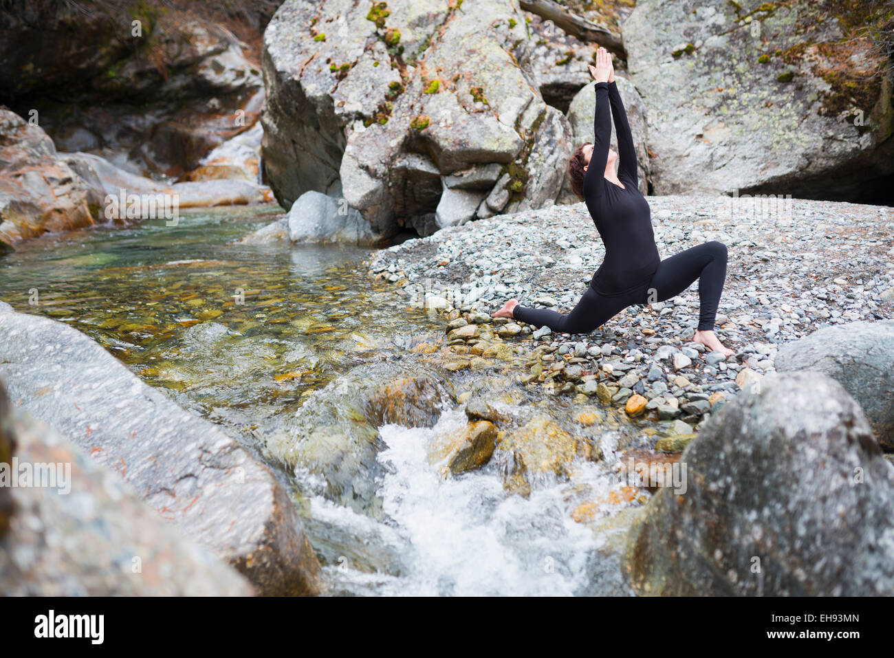 L'Europa, Francia, Haute Savoie, Rodano Alpi, Chamonix Berard valley, Cascade du Berard, ragazza fare yoga (MR) Foto Stock