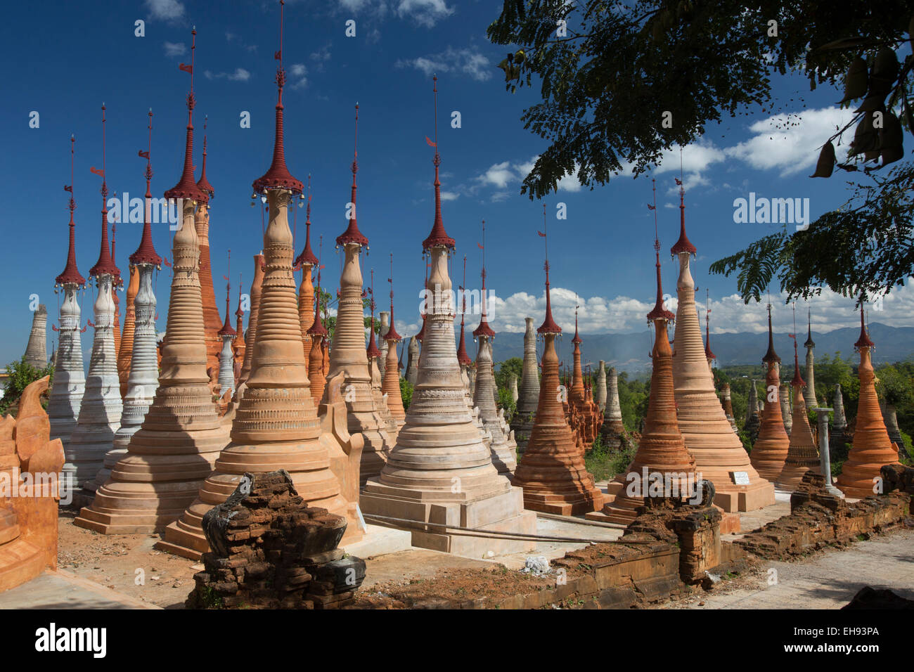 Thein Inn Dein stupa, Lago Inle, Myanmar Foto Stock