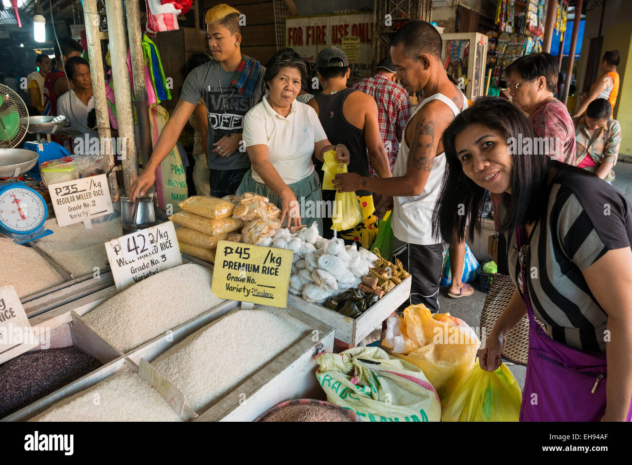 Negozio di riso al mercato Kalibo. Foto Stock