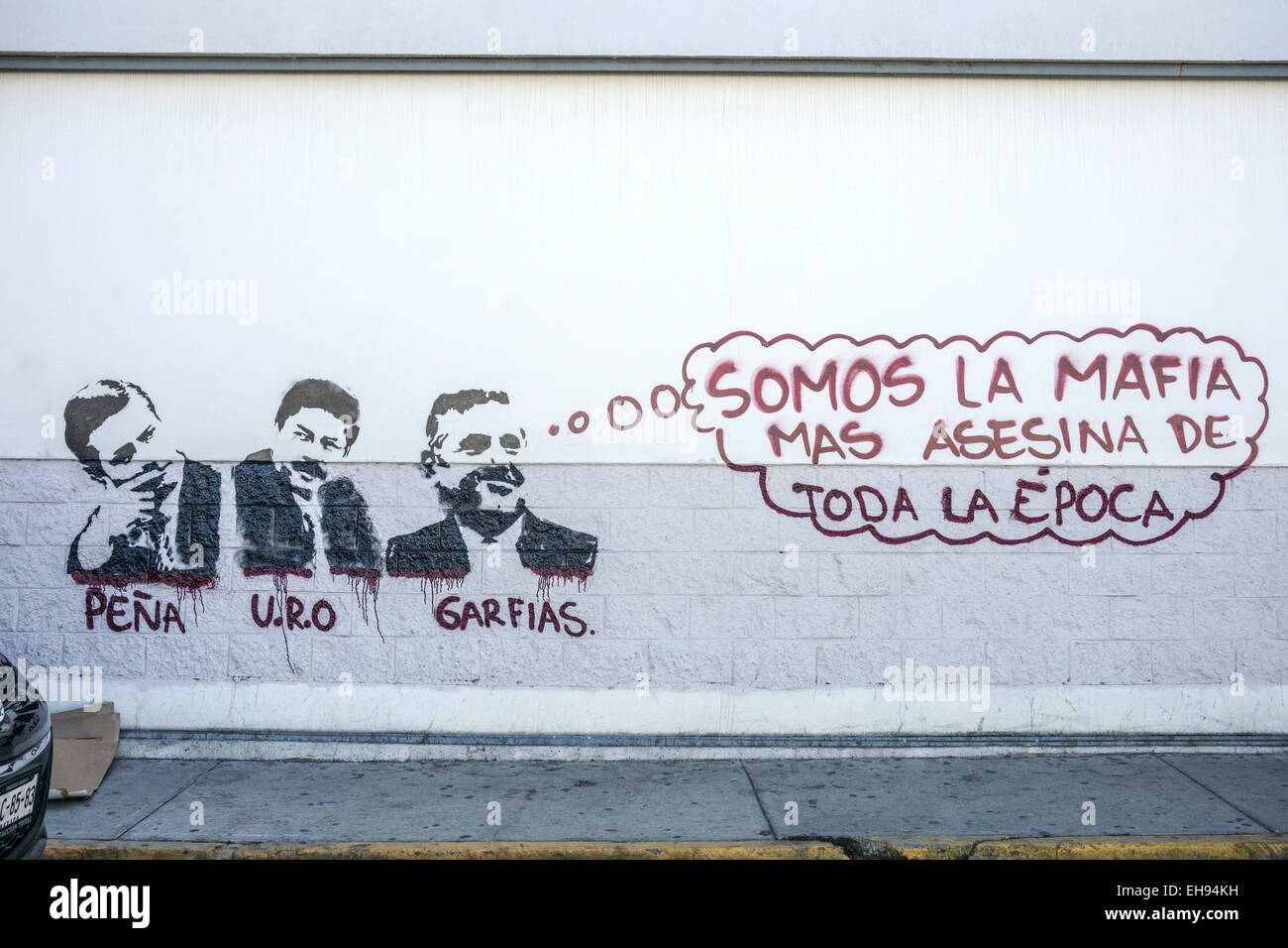 Oaxaca, Stato di Oaxaca Messico Lunedì 9 Marzo 2015: come gli autobus di bloccare l'accesso a entrambe le corsie di traffico normalmente laden Peripherico ring road, una linea di token di donne da Oaxaca le fasce più povere della pueblos chiudere la strada, assistita da studenti utilizzando vernice spray sulle pareti vicine per ottenere attraverso il "mali" del governo PRI. Le donne anche distribuire volantini con le loro richieste per lo stato e i governi centrali. Credito: Dorothy Alexander/Alamy Live News Foto Stock