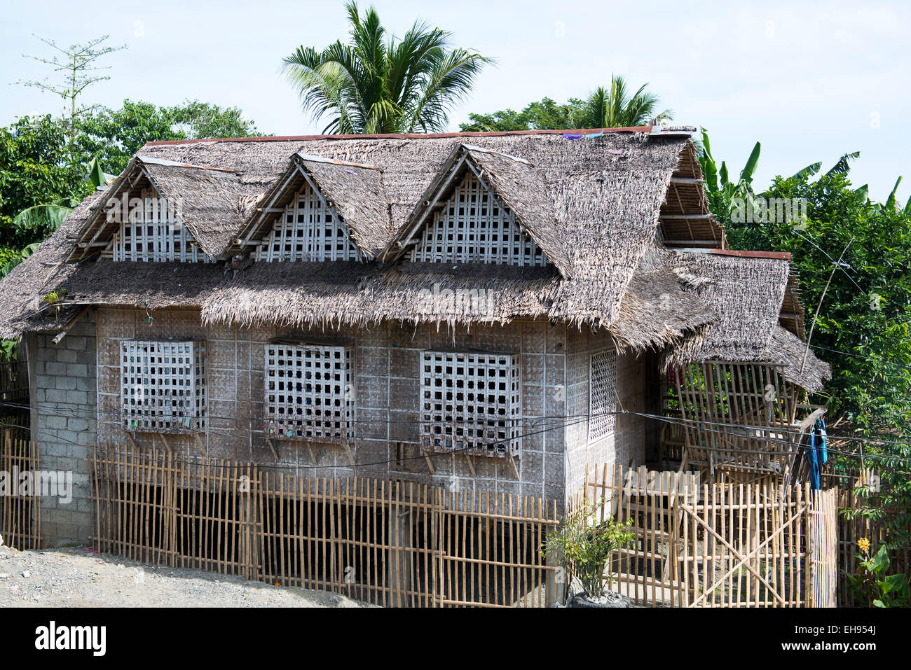 Una casa tradizionale in un villaggio in Aklan, Filippine. Foto Stock