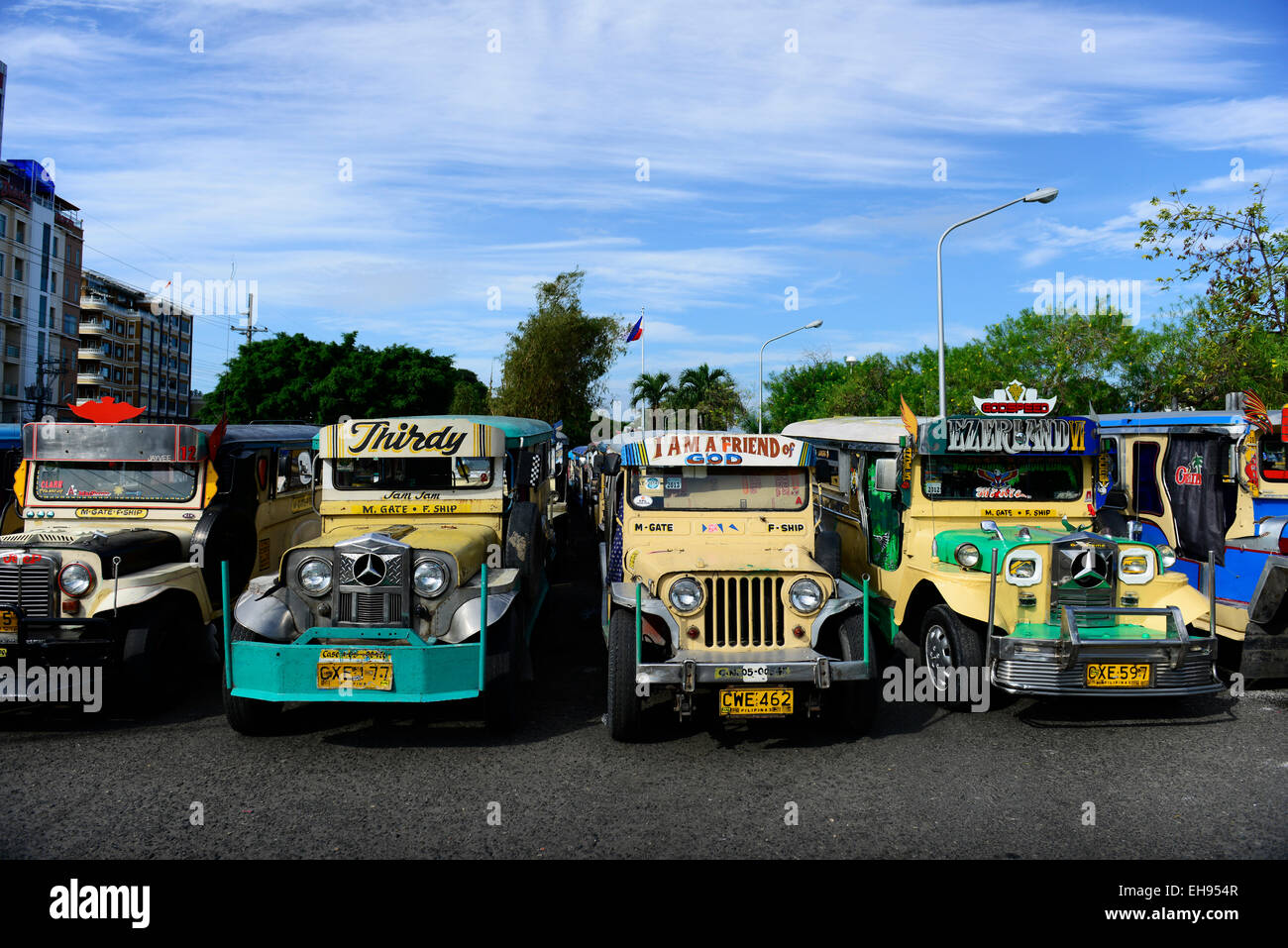 Jeepneys colorati nelle Filippine. Foto Stock