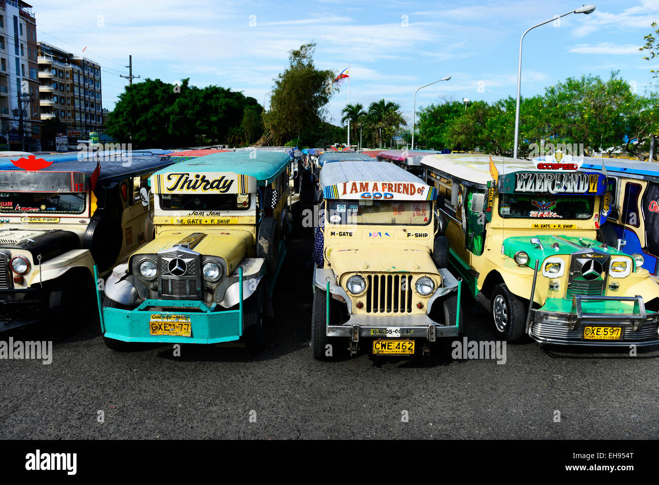 Jeepneys colorati nelle Filippine. Foto Stock