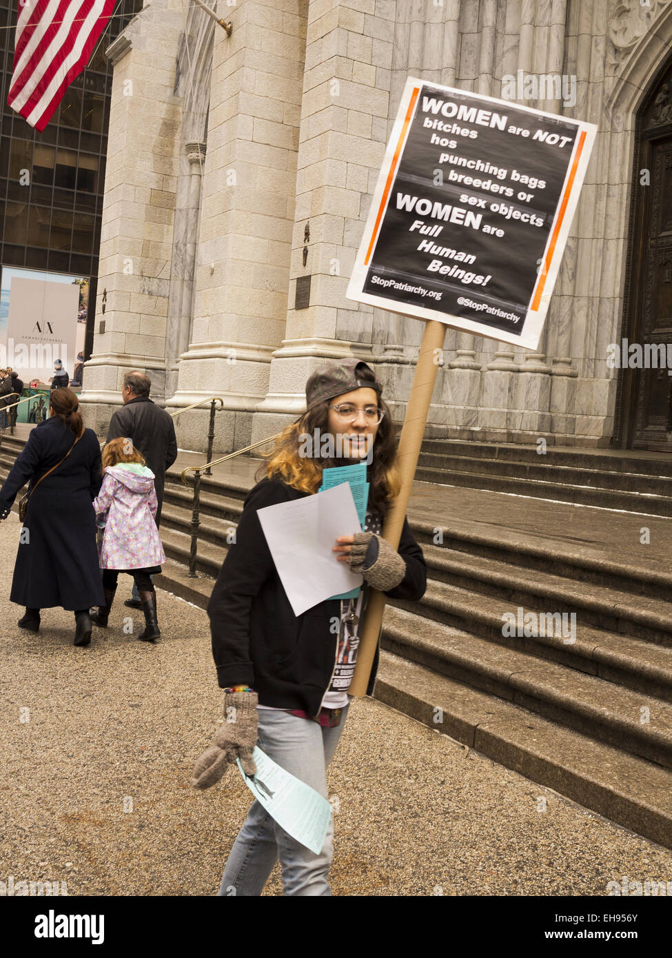 La Giornata internazionale della donna protesta di fronte St.Patrick a New York, 8 marzo 2015. Foto Stock