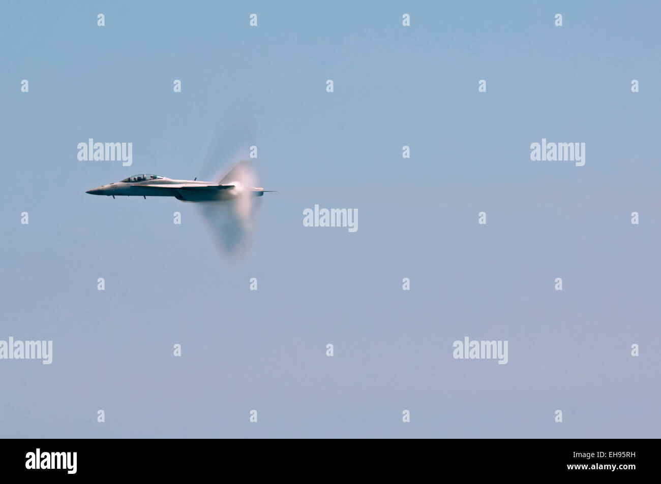 Il McDonnell Douglas (ora Boeing) F/A-18 Hornet vola a Chicago aria e acqua mostrano nel 2010 con condensazione progetto cloud. Foto Stock