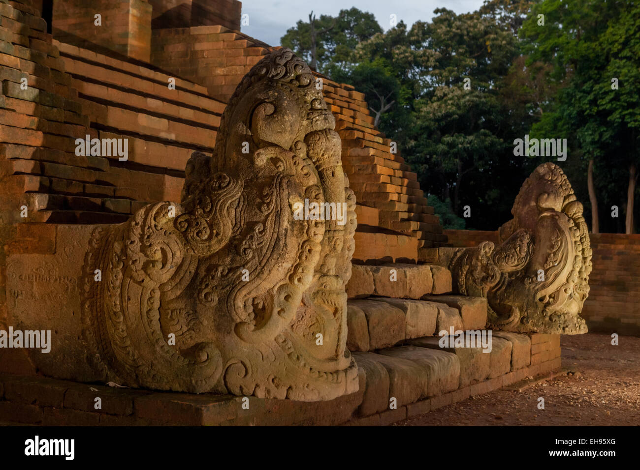 Una scultura di makara di fronte al tempio Kedaton in Muara Jambi templi composti a Muaro Jambi, Jambi, Indonesia. Foto Stock