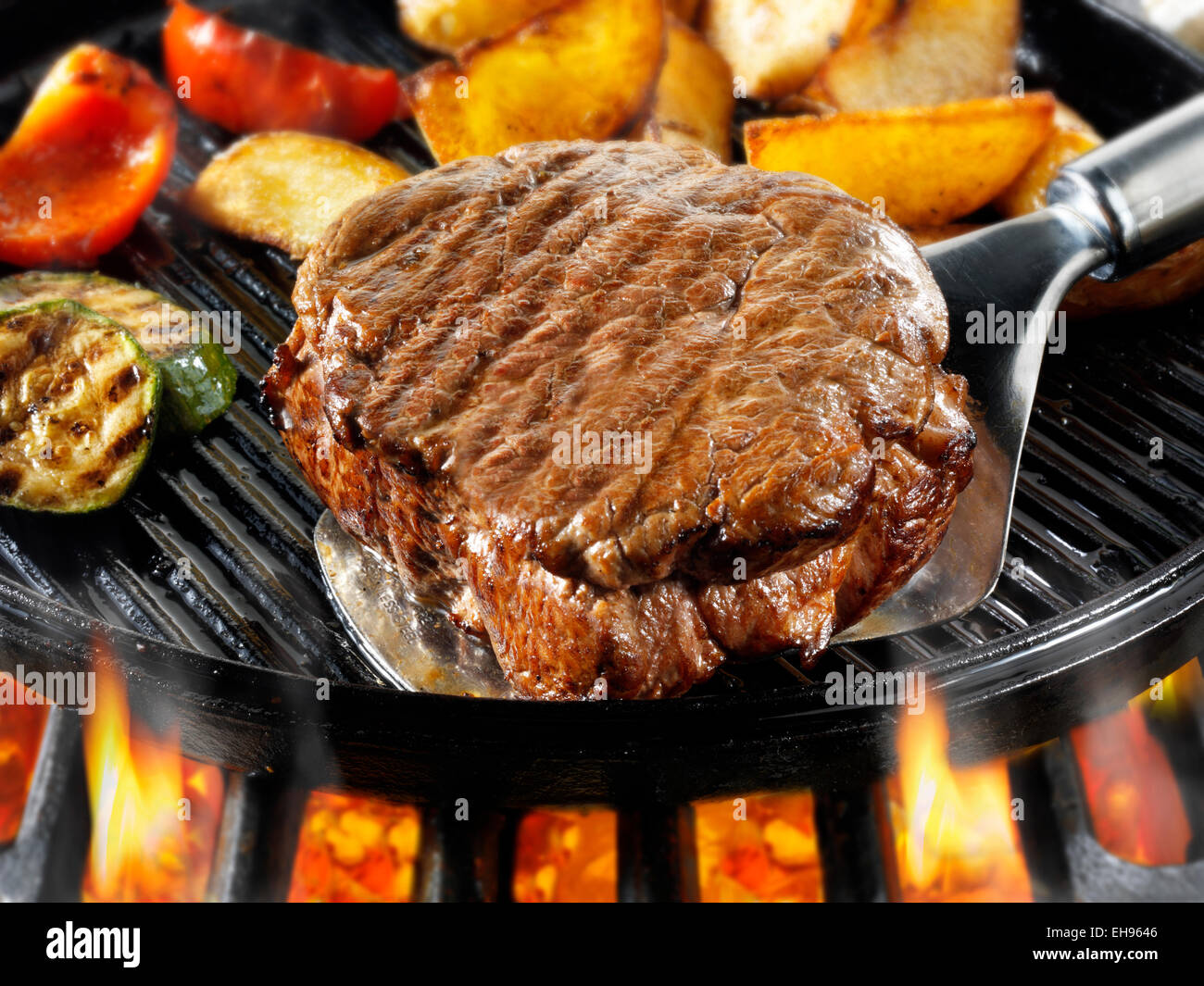 Filetto di manzo bistecche essendo pan fried su fiamme libere Foto Stock