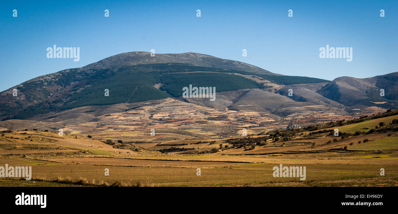 Lontane colline e campi nelle zone rurali del paese spagnolo lato. Viste dalle strade e autostrade in Spagna. Foto Stock