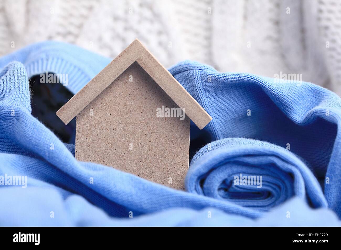 Giocattolo di legno house - il concetto di alloggiamento di ipoteca di acquisto di dollari di denaro contante Foto Stock