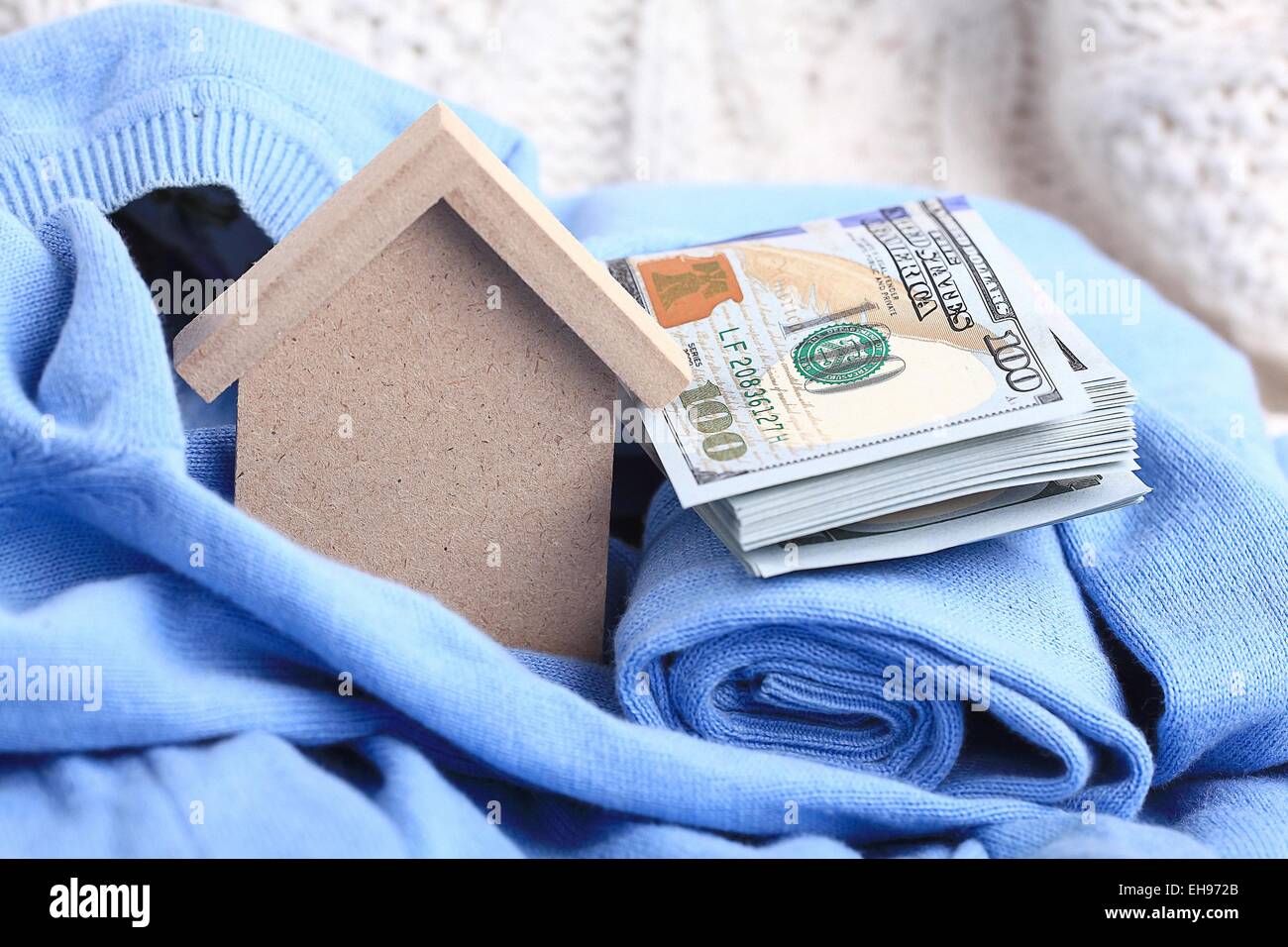 Giocattolo di legno house - il concetto di alloggiamento di ipoteca di acquisto di dollari di denaro contante Foto Stock