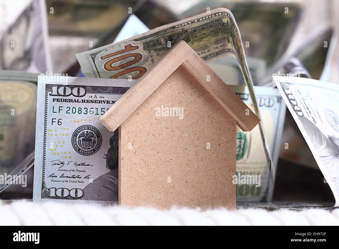 Giocattolo di legno house - il concetto di alloggiamento di ipoteca di acquisto di dollari di denaro contante Foto Stock
