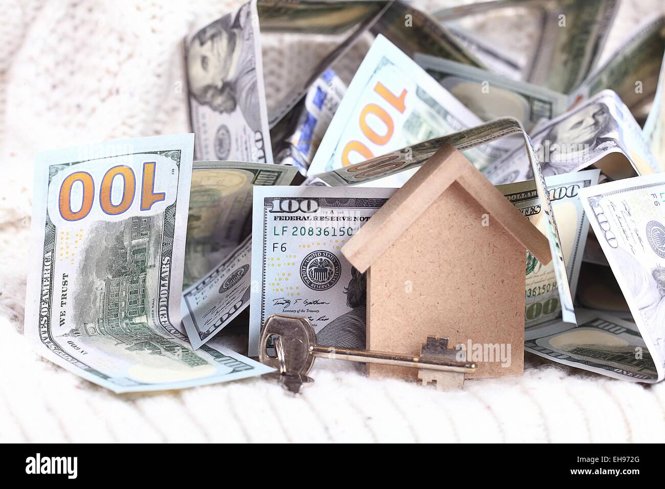 Giocattolo di legno house - il concetto di alloggiamento di ipoteca di acquisto di dollari di denaro contante Foto Stock
