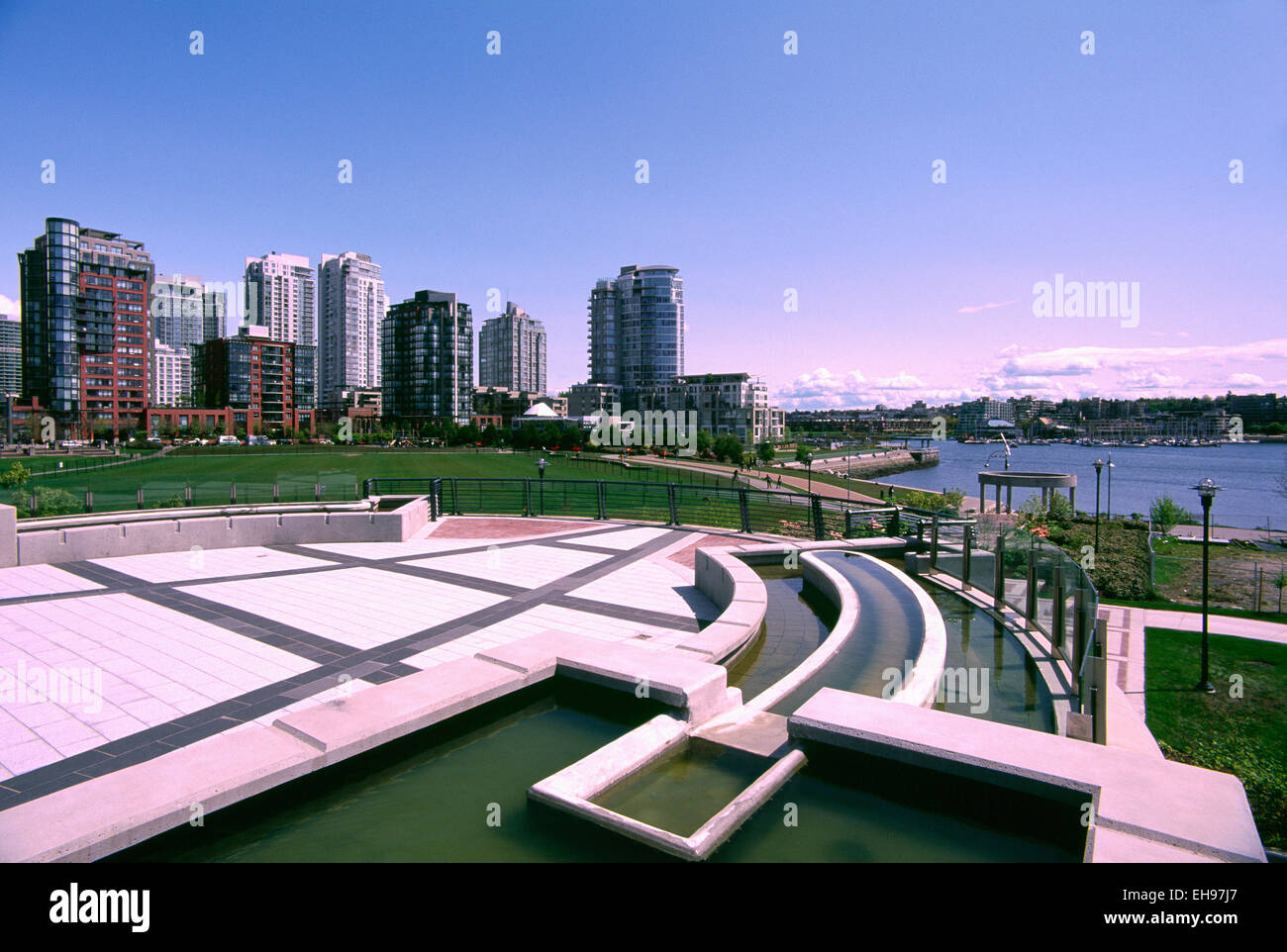 Yaletown, Vancouver, BC, British Columbia, Canada - David Lam Park e Highrise Condominiums a False Creek Foto Stock