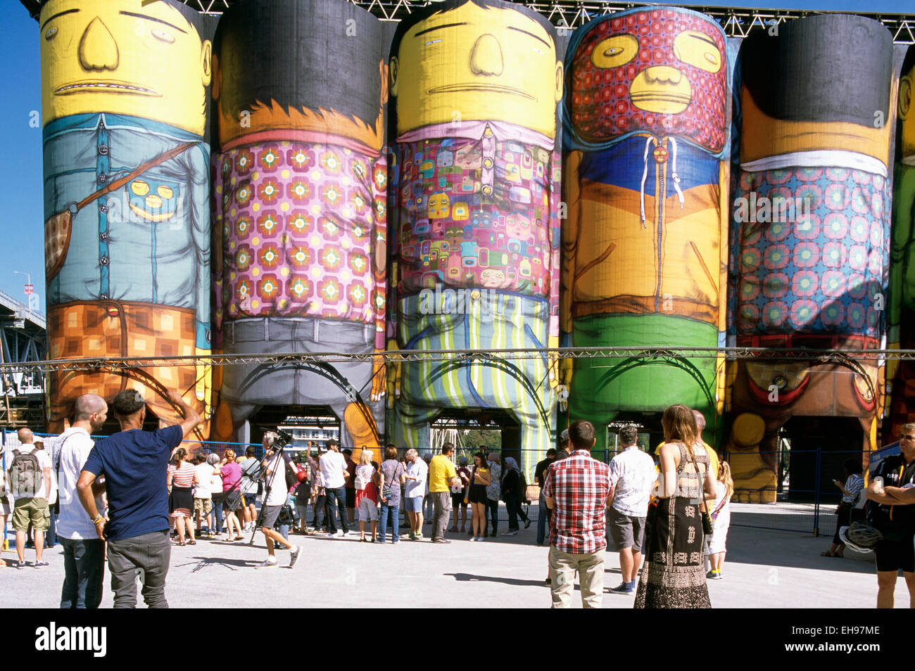 Granville Island, Vancouver, BC, British Columbia, Canada - "Giganti arte pubblica dipinta su cemento sili da parte di artisti brasiliani Foto Stock