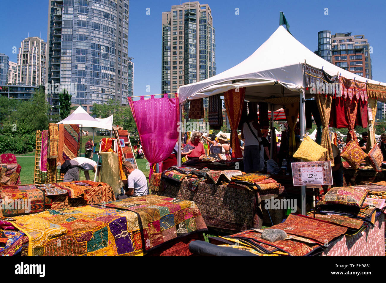 Yaletown, Vancouver, BC British Columbia, Canada - Prodotti tessili dall'Indonesia in vendita presso il Bazaar all'aperto e di mercato, di David Lam Park Foto Stock