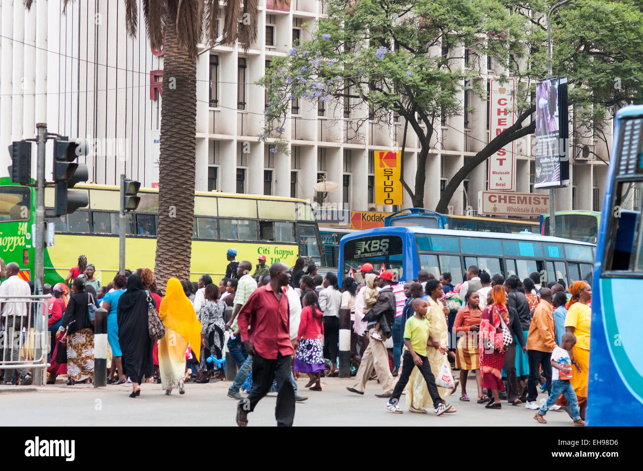 I pedoni a picco afterneoon ora su Viale Moi, Nairobi, Kenia Foto Stock