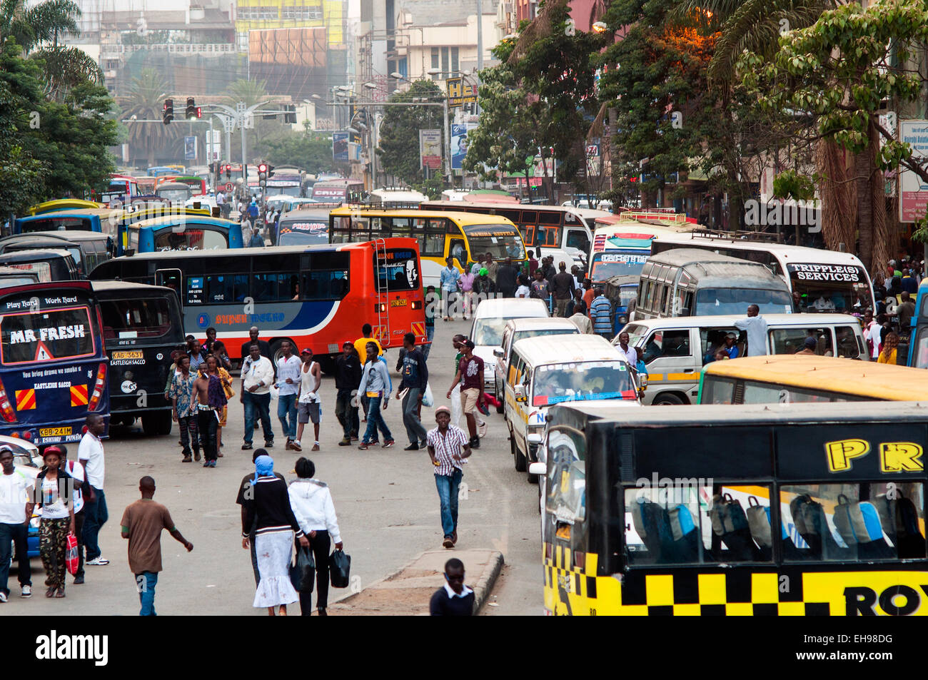 Ore di picco di traffico su Tom Mboya Avenue, Nairobi, Kenia Foto Stock