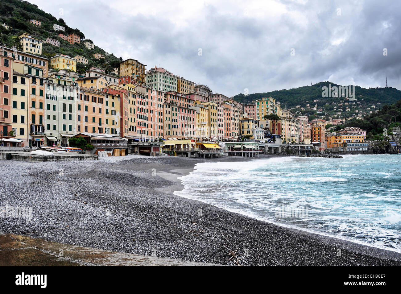 Vista di Camogli: un piccolo villaggio di pescatori e turistico Foto Stock