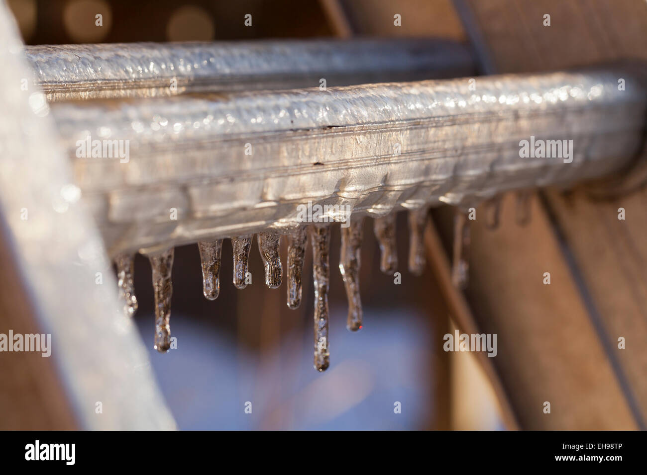 Pioggia gelata formare ghiaccioli sulla scala a pioli - USA Foto Stock