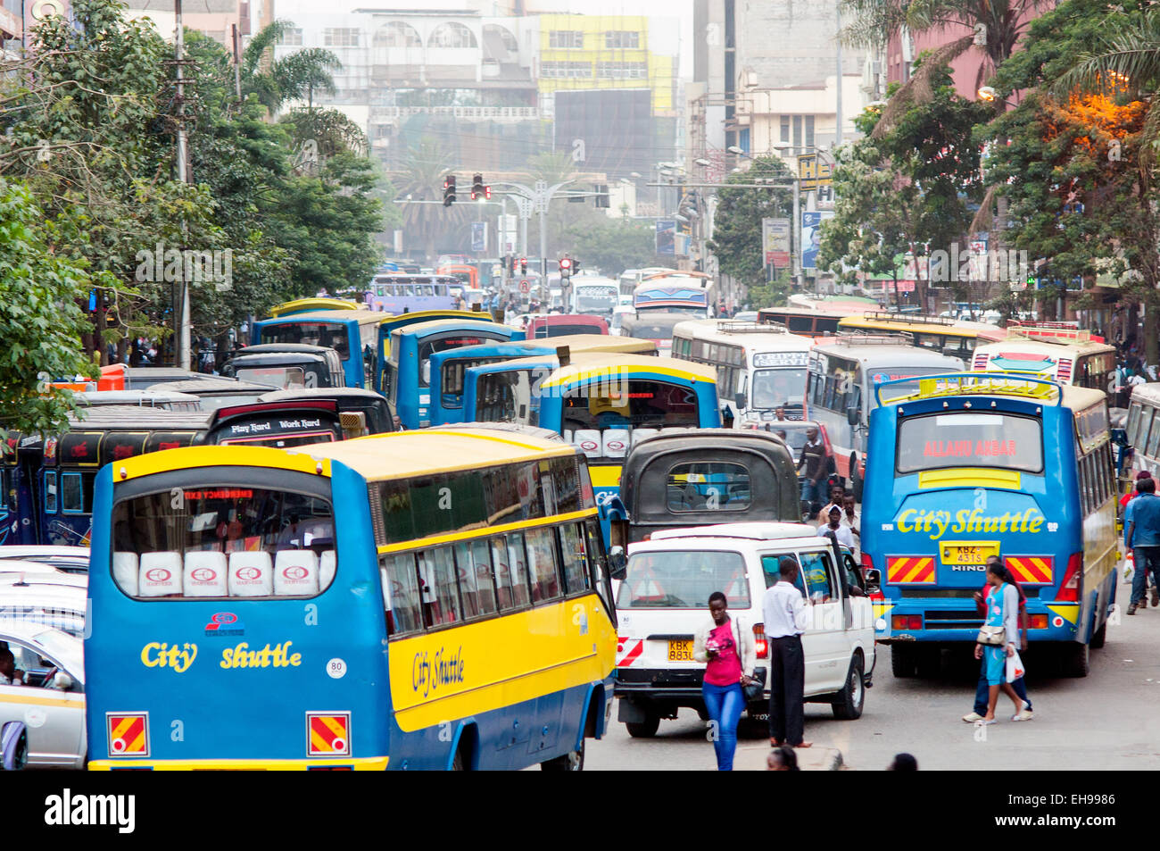 Ore di picco di traffico su Tom Mboya Avenue, Nairobi, Kenia Foto Stock