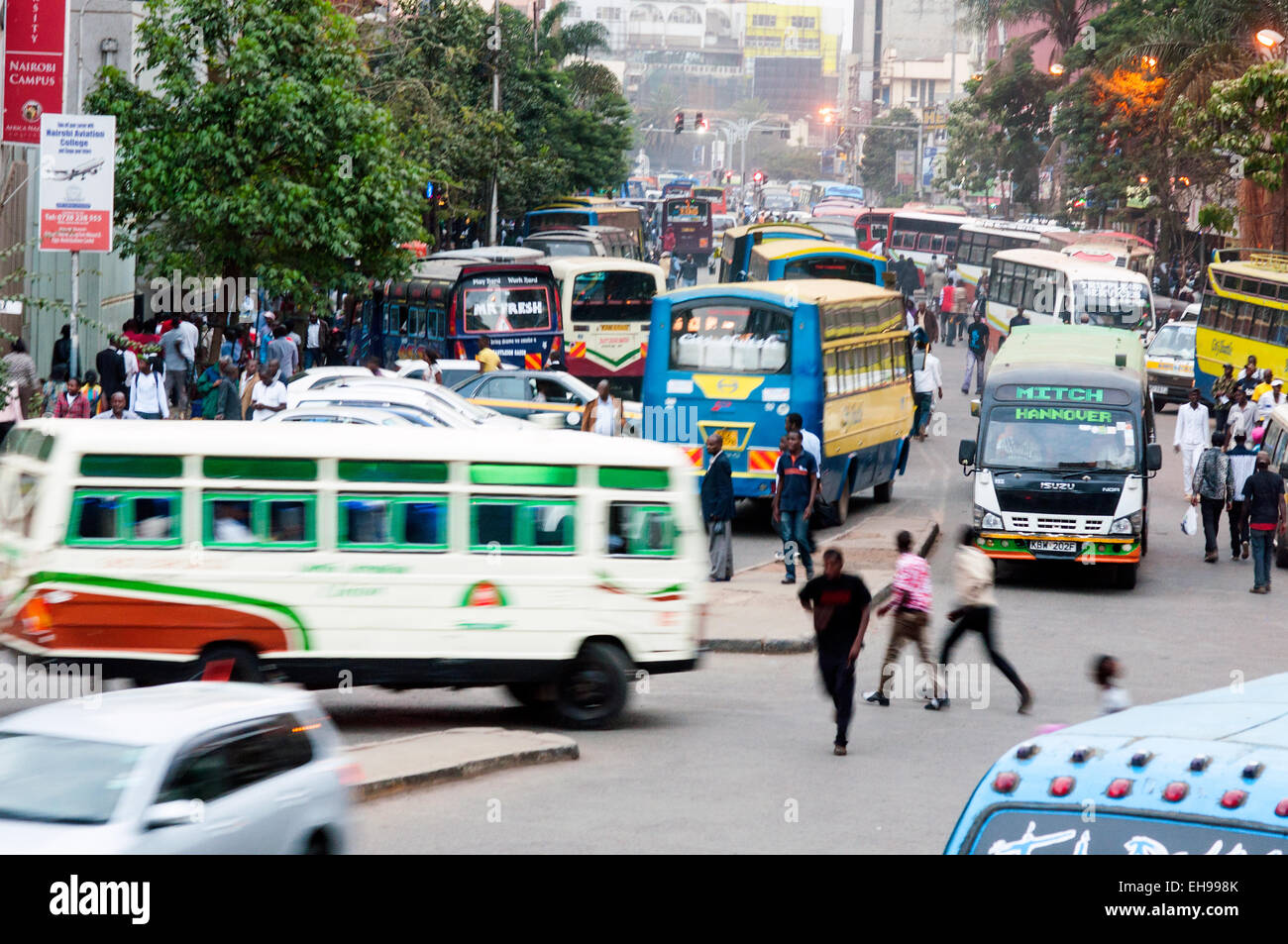 Ore di picco di traffico su Tom Mboya Avenue, Nairobi, Kenia Foto Stock