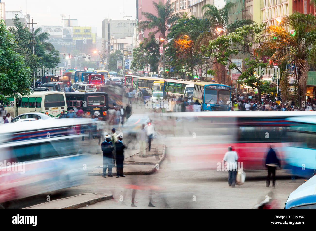 Ore di picco di traffico su Tom Mboya Avenue, Nairobi, Kenia Foto Stock
