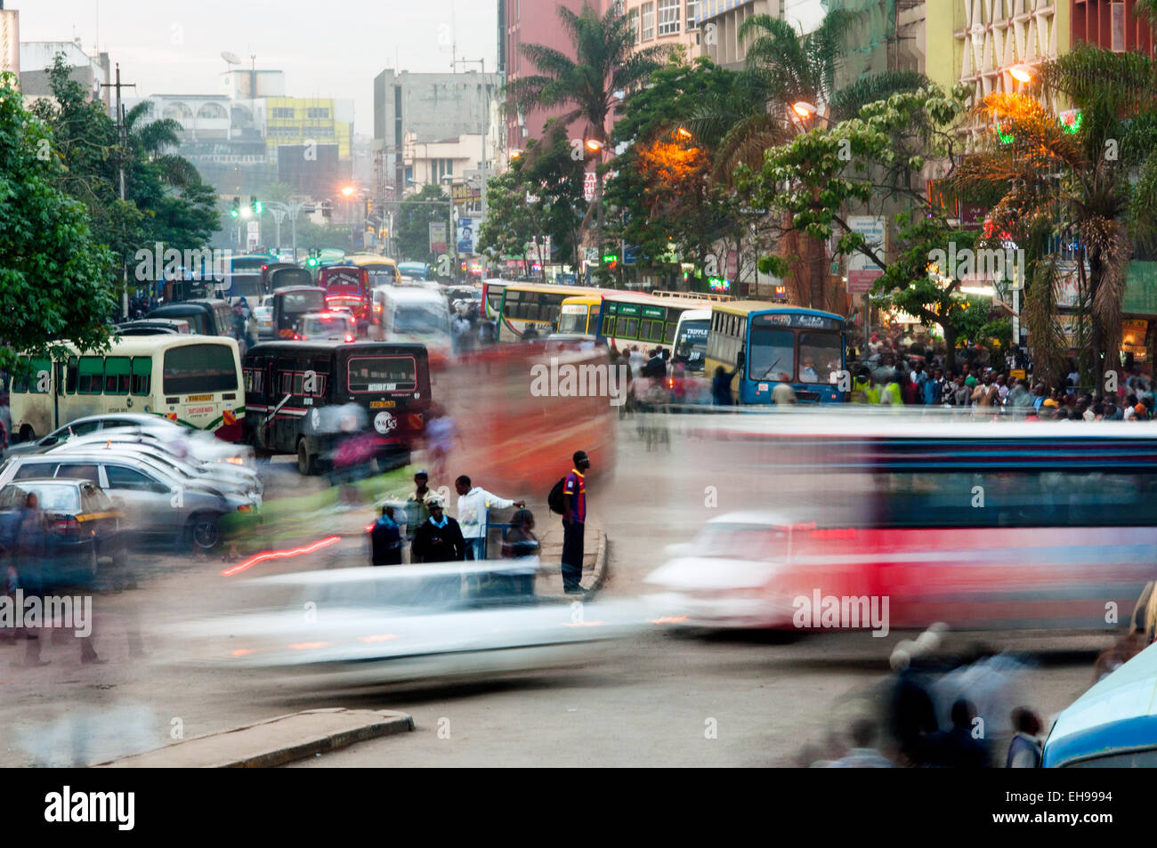 Ore di picco di traffico su Tom Mboya Avenue, Nairobi, Kenia Foto Stock