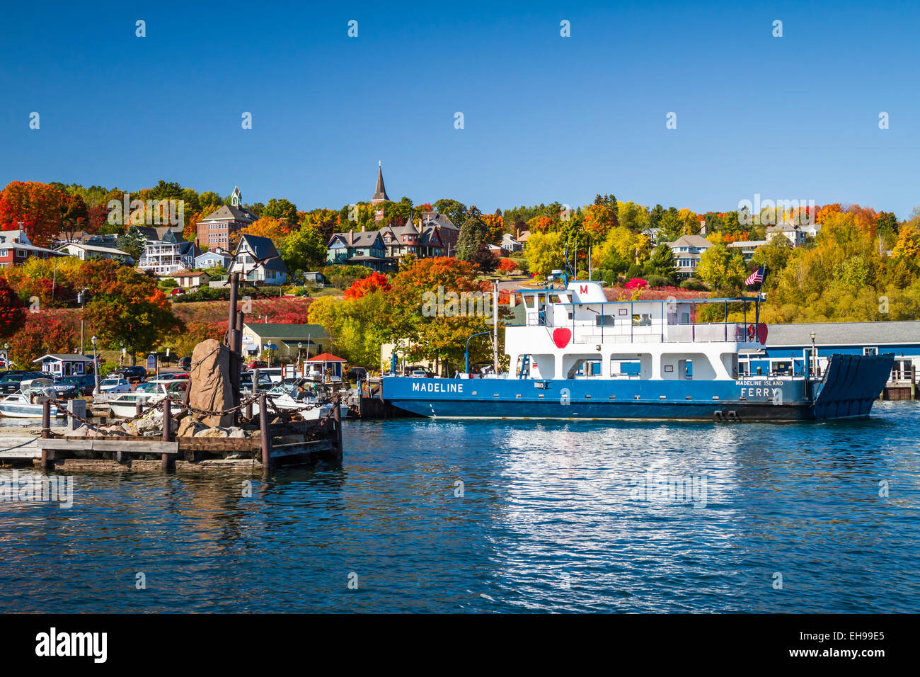 Il molo e la marina con la caduta delle foglie colore in Bayfield, Wisconsin, Stati Uniti d'America. Foto Stock