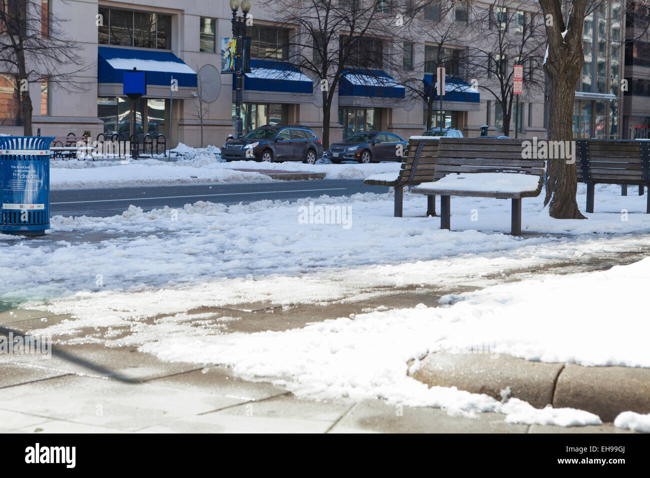 Coperte di neve passerella urbano - Washington DC, Stati Uniti d'America Foto Stock