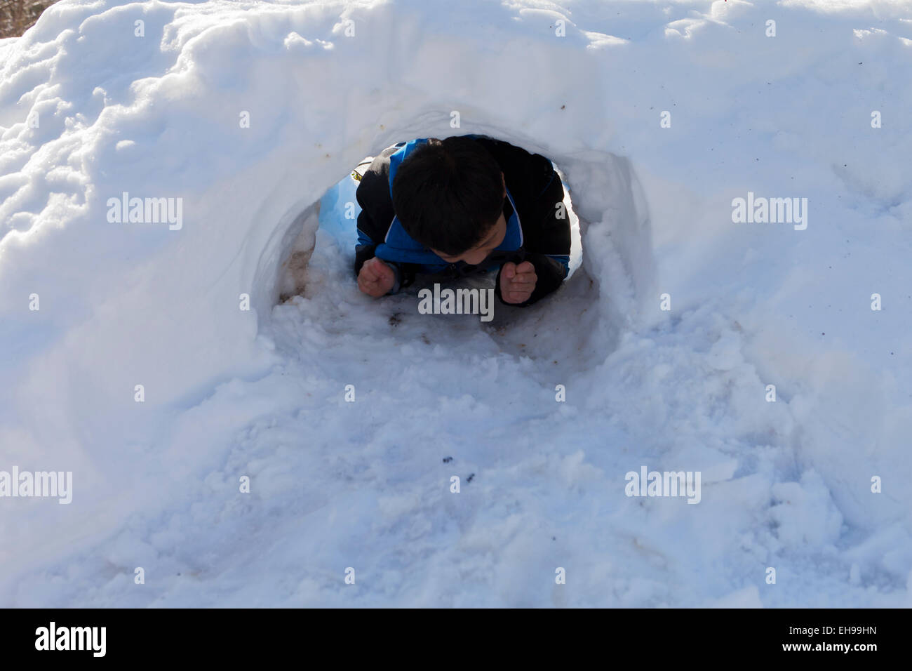Bambini che giocano nel tunnel di neve - USA Foto Stock