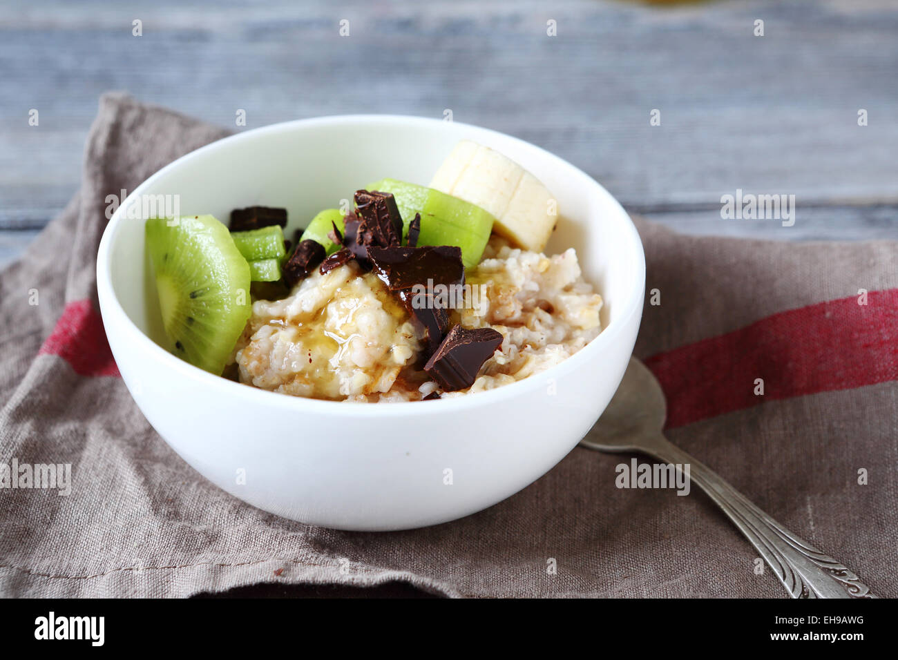 Il Porridge di fiocchi d'avena e frutta, cibo Foto Stock