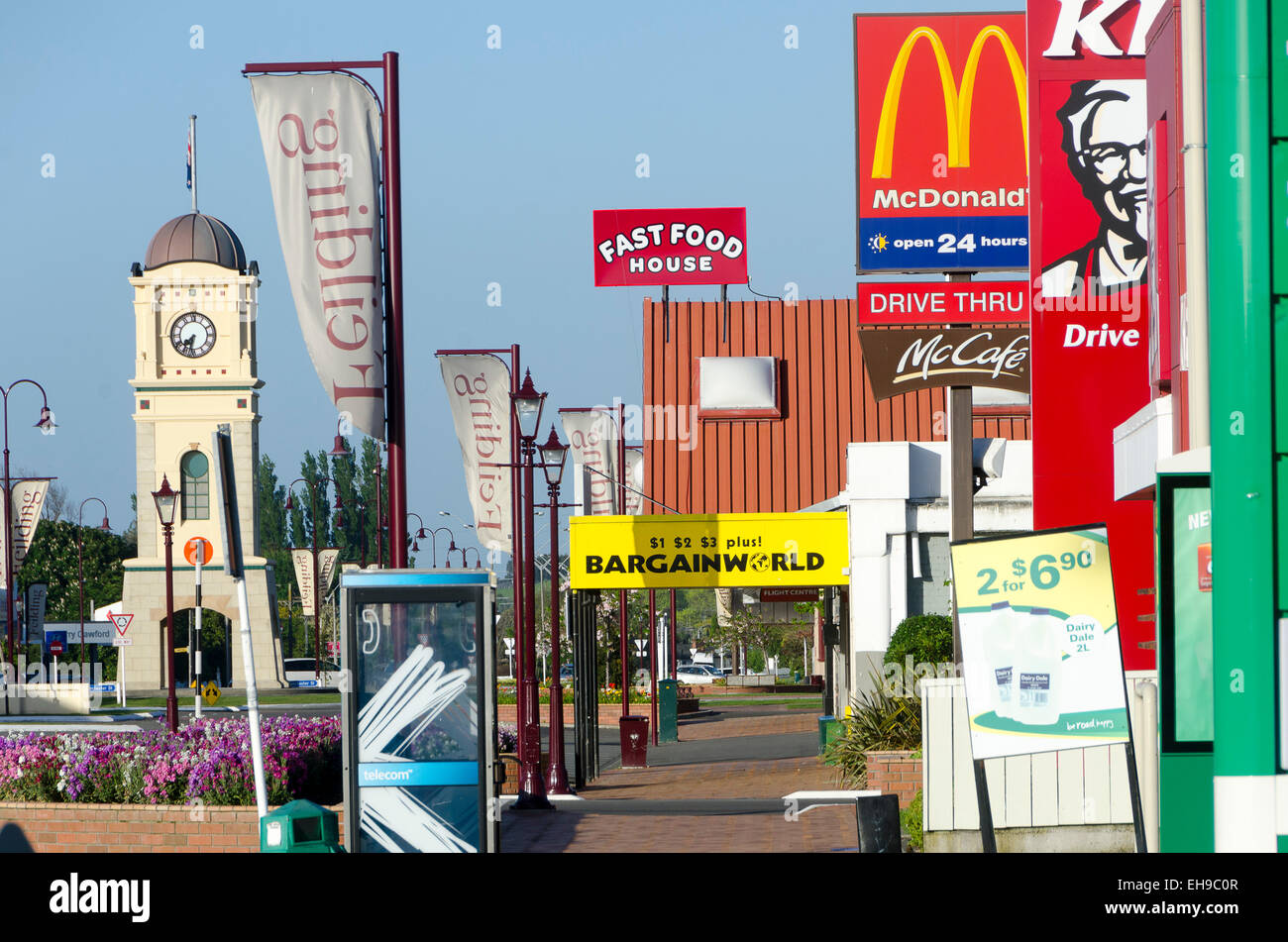 Il fast food e negozi al dettaglio di segni e di clock tower, Foxton, Manawatu Affitto, Isola del nord, Nuova Zelanda Foto Stock