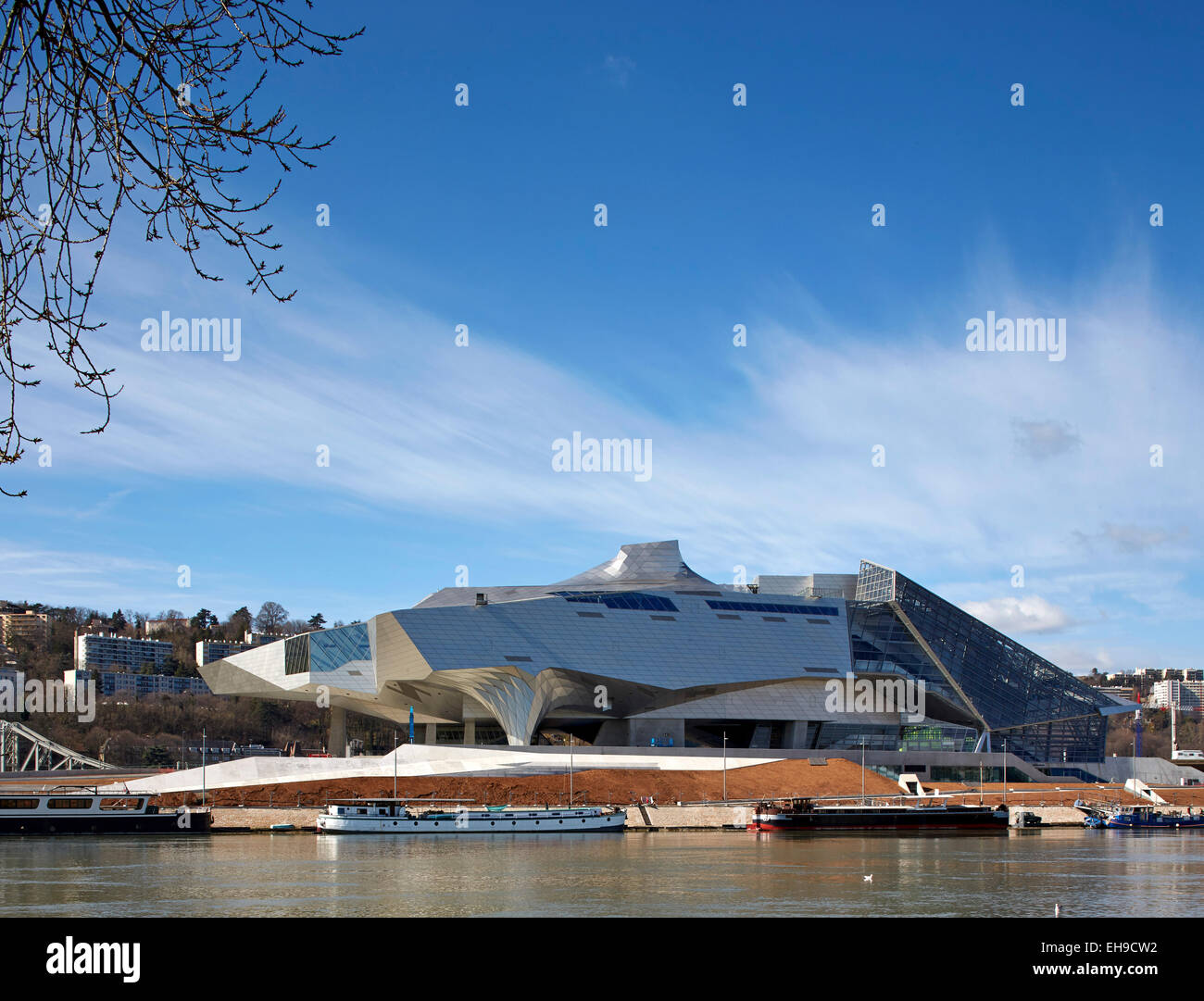 Vista complessiva guardando attraverso il Rodano. Il Musée des Confluences, Lione, Francia. Architetto: COOP HIMMELB(L)AU, 2015. Foto Stock