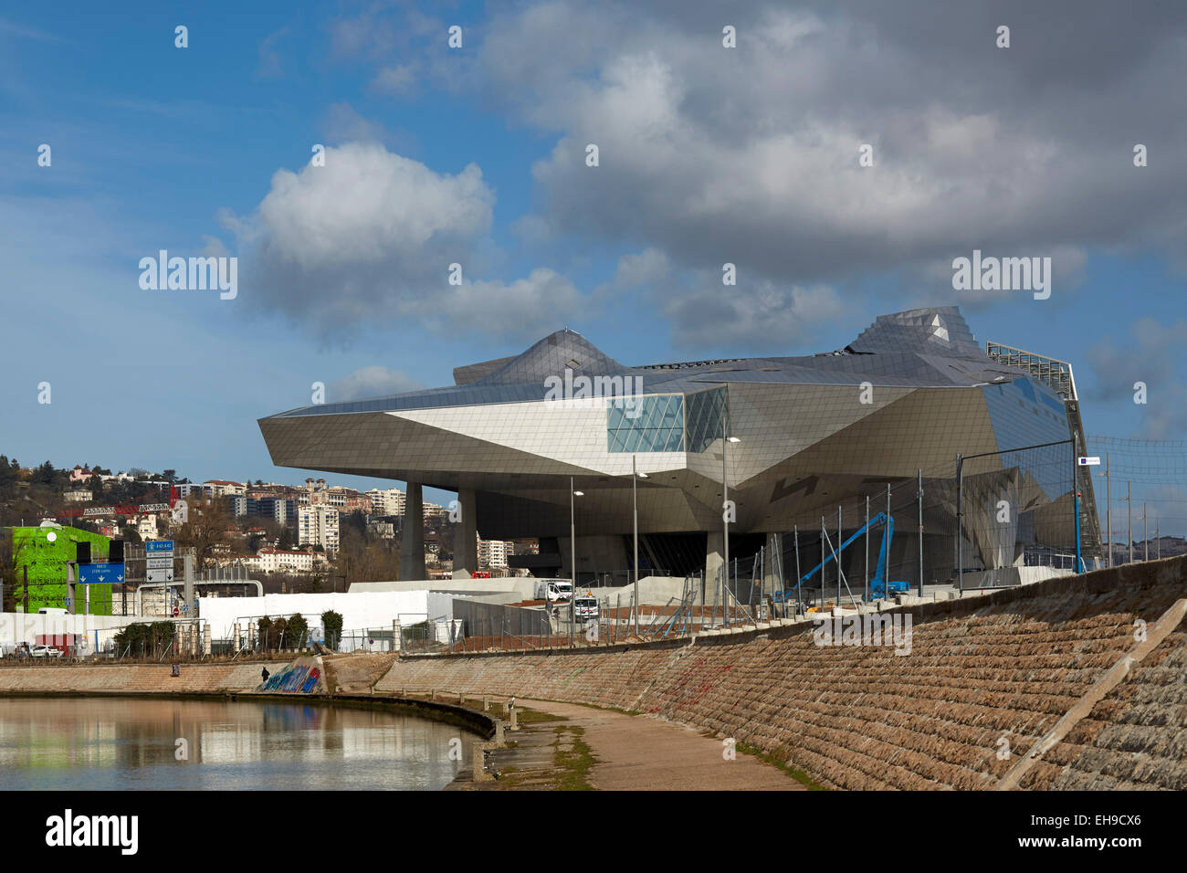 Vista complessiva lungo waterfront. Il Musée des Confluences, Lione, Francia. Architetto: COOP HIMMELB(L)AU, 2015. Foto Stock