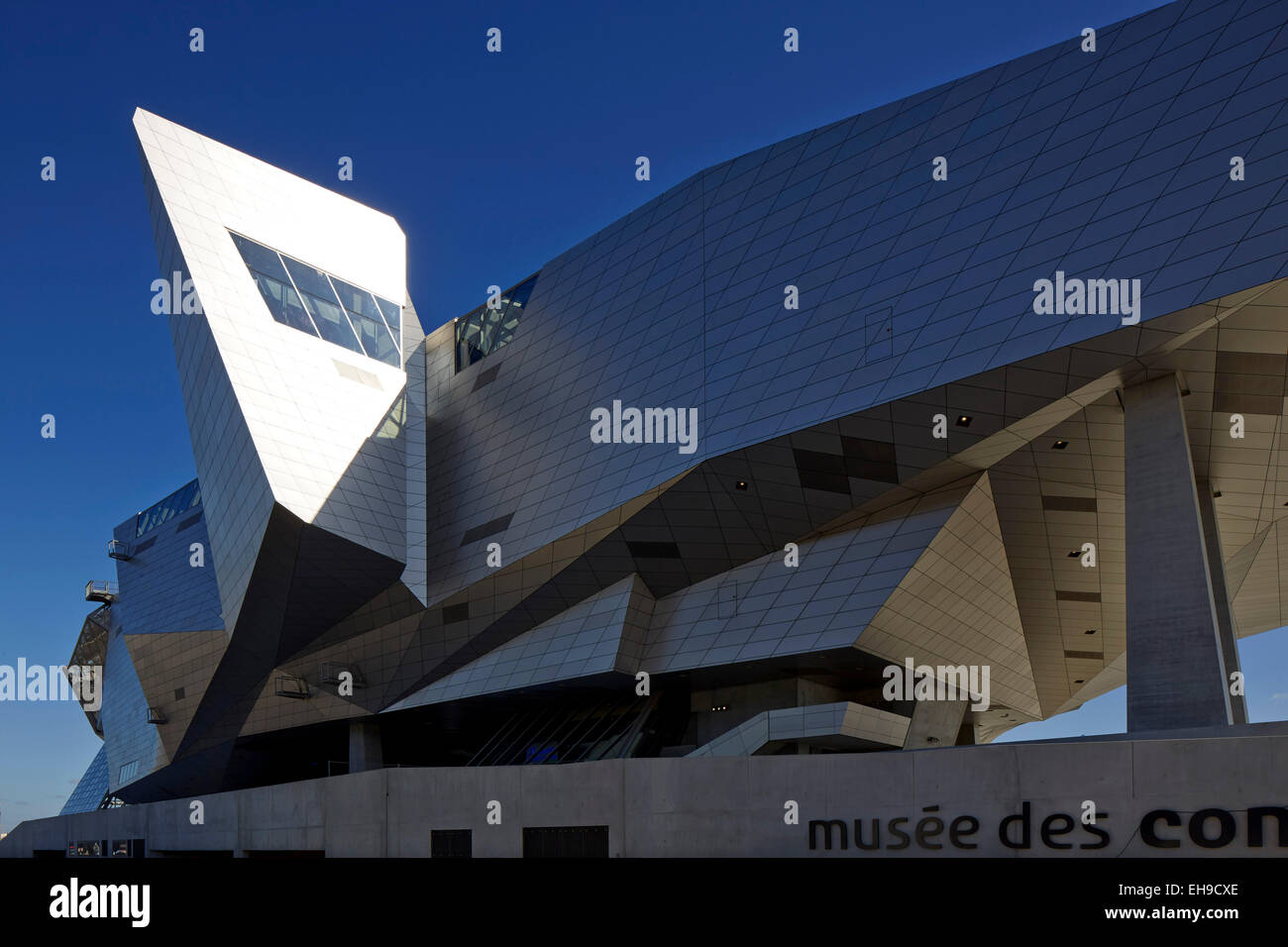 Vista dettagliata dal lato. Il Musée des Confluences, Lione, Francia. Architetto: COOP HIMMELB(L)AU, 2015. Foto Stock