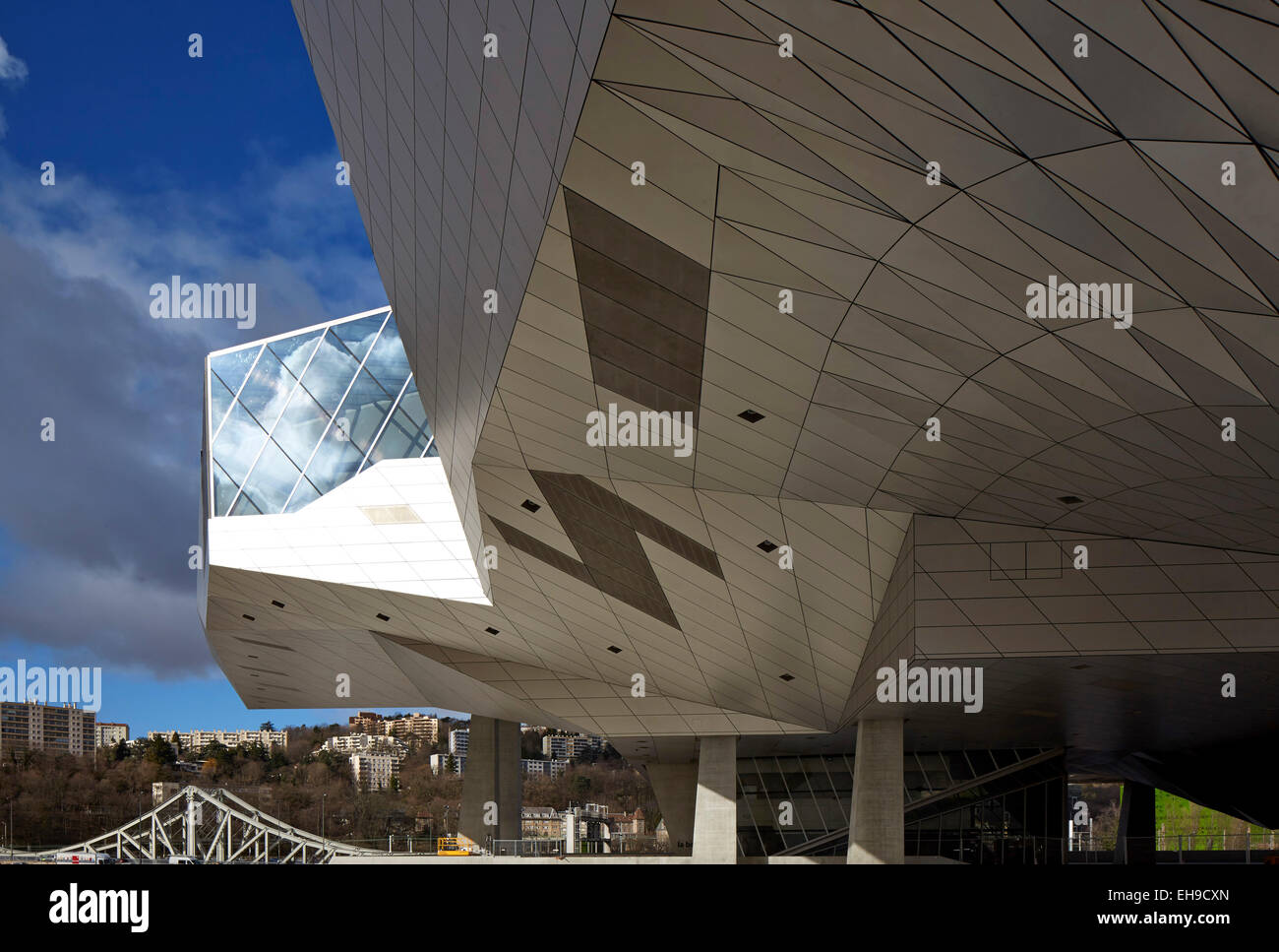 Vista complessiva da sotto. Il Musée des Confluences, Lione, Francia. Architetto: COOP HIMMELB(L)AU, 2015. Foto Stock