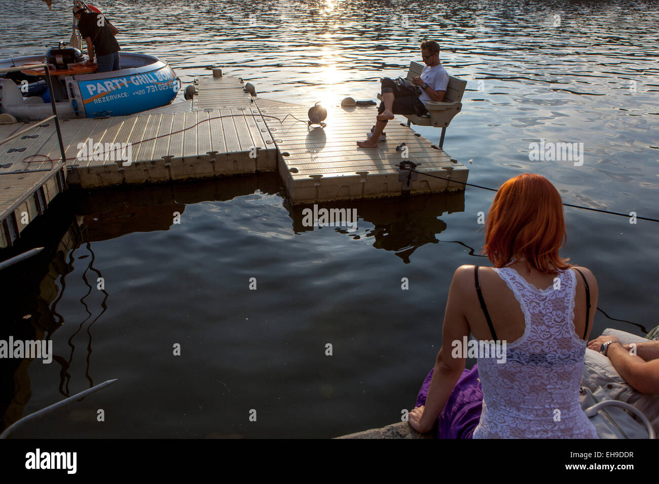 La passeggiata lungo il fiume Moldava è un luogo di incontro e un sacco di spazio per il tempo libero activitie Foto Stock