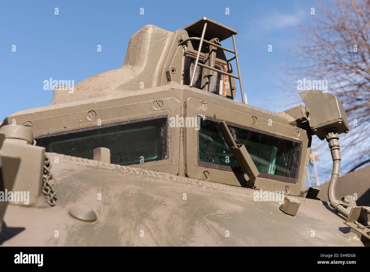 A prova di proiettile il vetro con una leggera angolazione per aiutare a deviare schegge sul serbatoio torretta con tergivetro e comms corazza trasparente Foto Stock