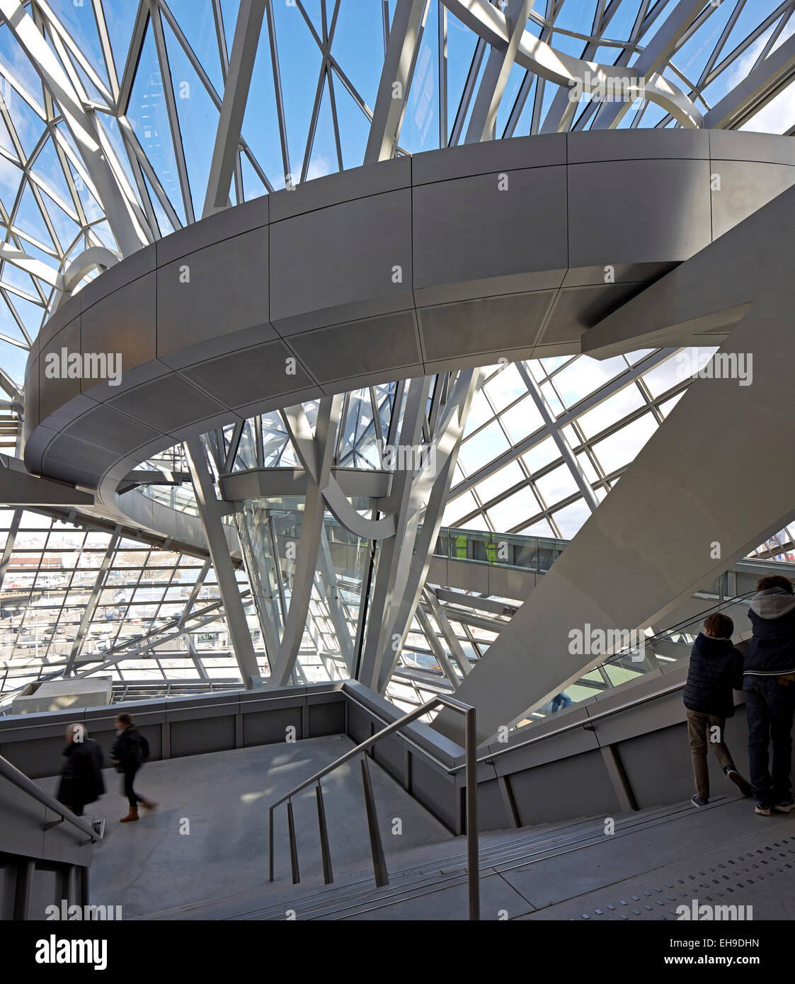 Vista interna lungo il livello elevato passaggio pedonale. Il Musée des Confluences, Lione, Francia. Architetto: COOP HIMMELB(L)AU, 2015. Foto Stock