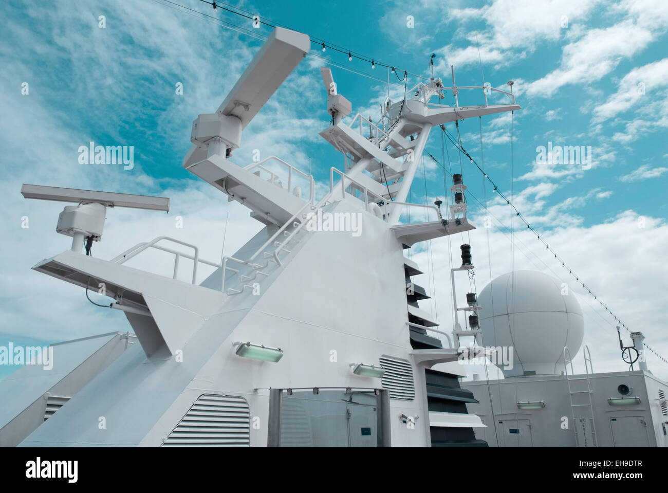 La comunicazione via satellite antenna sulla parte superiore della grande  nave passeggeri. Chiudere i dettagli del radar del sistema di navigazione e  comunicazione t Foto stock - Alamy