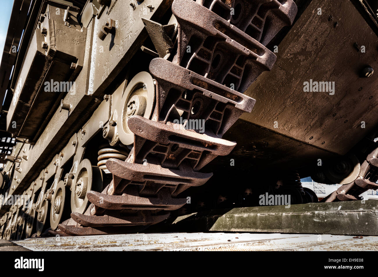 Ferro rack caterpillar di esercito di serbatoi che hanno visto la battaglia in attesa di essere richiamato in servizio e dovere Foto Stock