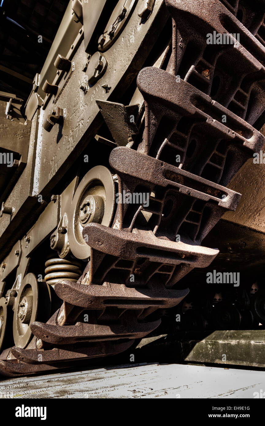 Ferro rack caterpillar di esercito di serbatoi che hanno visto la battaglia in attesa di essere richiamato in servizio e dovere Foto Stock