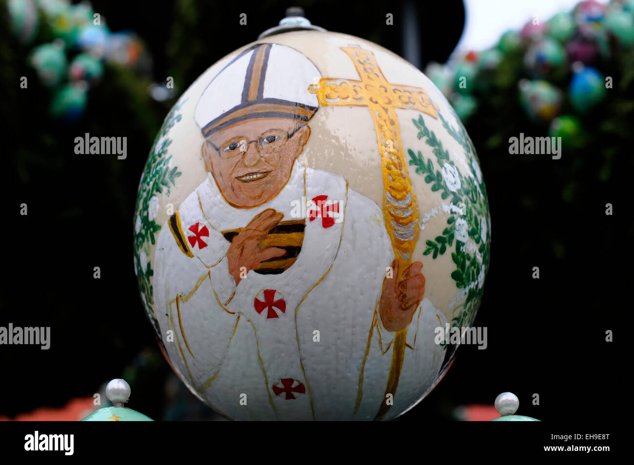 Papa Francesco dipinta su un uovo di pasqua, Pasqua Fontana, Schechingen, Baden-Württemberg, Germania Foto Stock