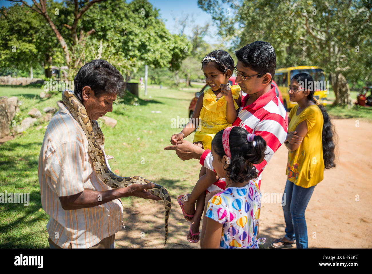 Sri Lanka - Monastero Anuradhapur, snake incantatore Foto Stock