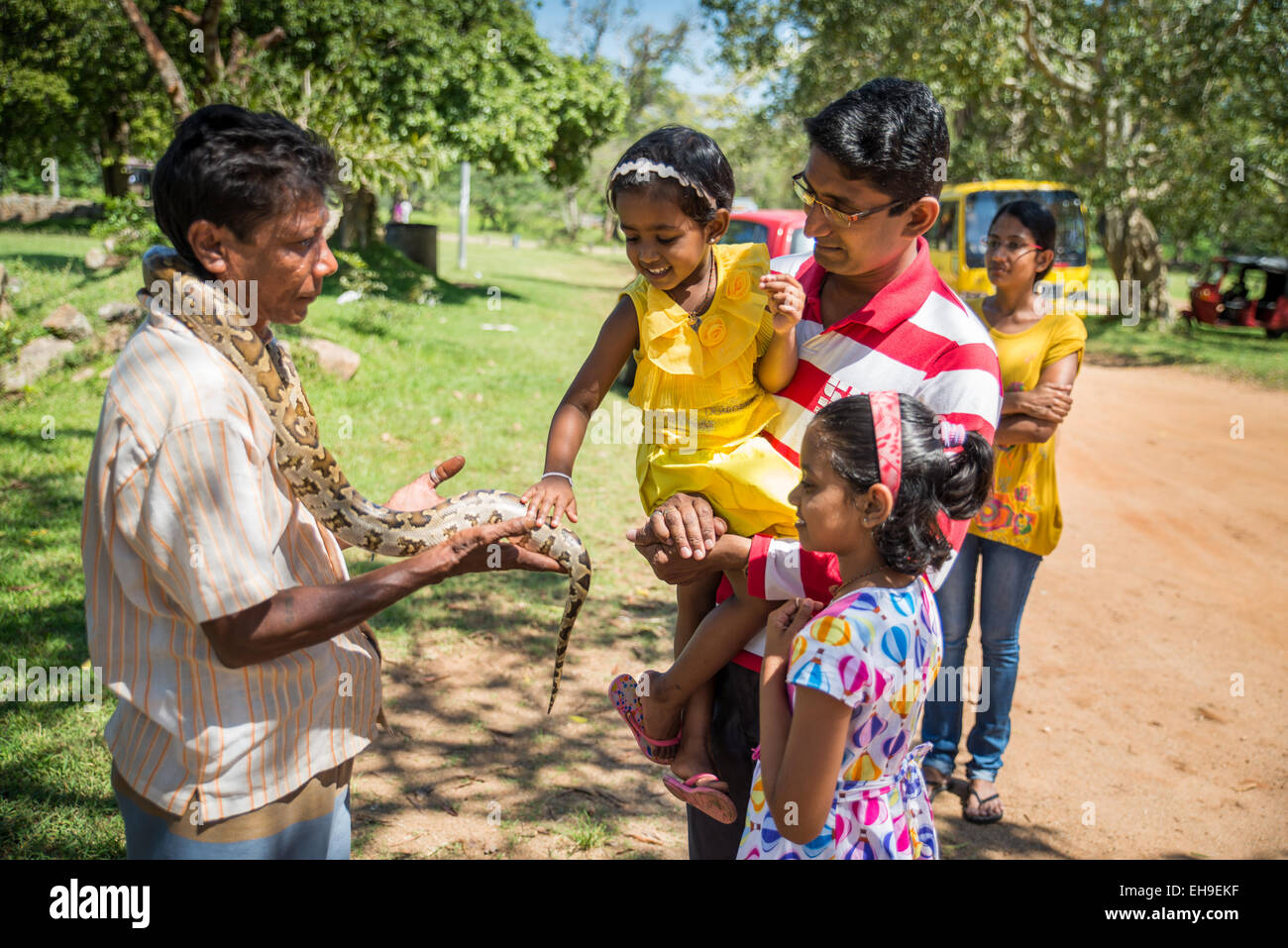 Sri Lanka - Monastero Anuradhapur, snake incantatore Foto Stock