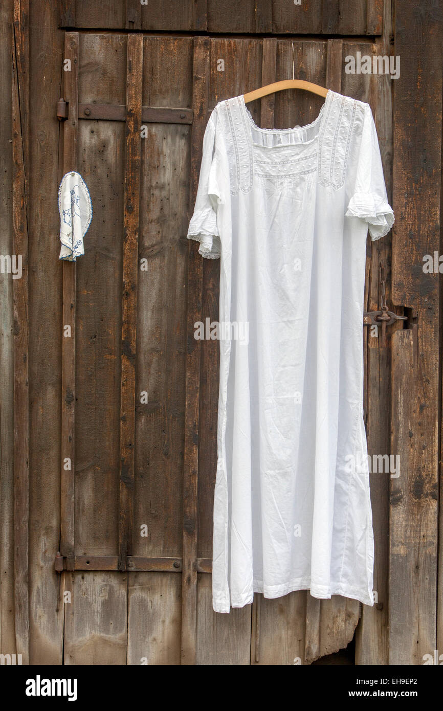 Nightgown bianco nessuno su appendiabiti Foto Stock