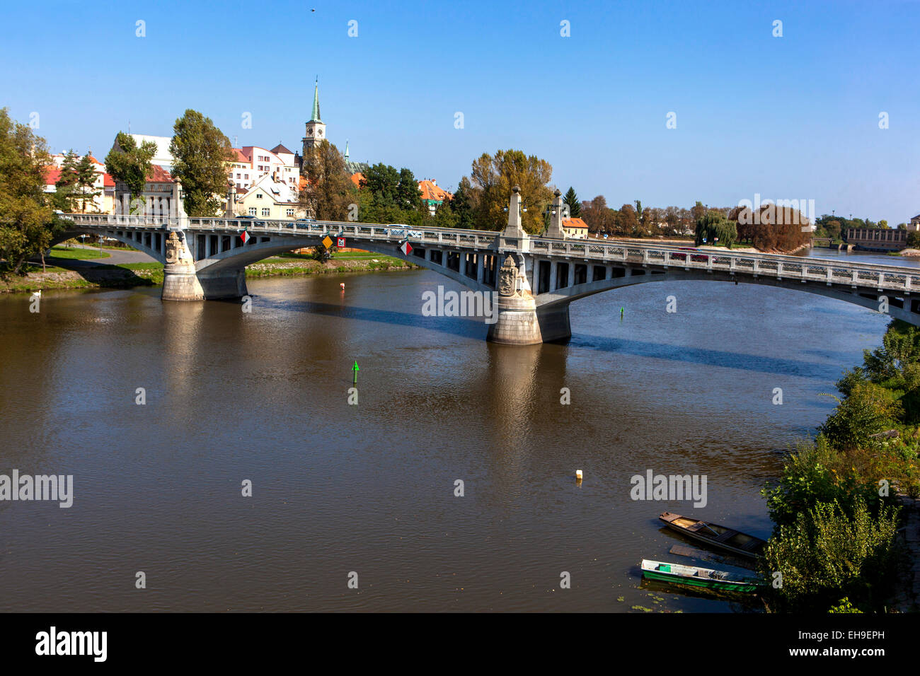 Ponte in pietra Nymburk è un ponte stradale sul fiume Elba, Central Bohemia Repubblica Ceca Foto Stock