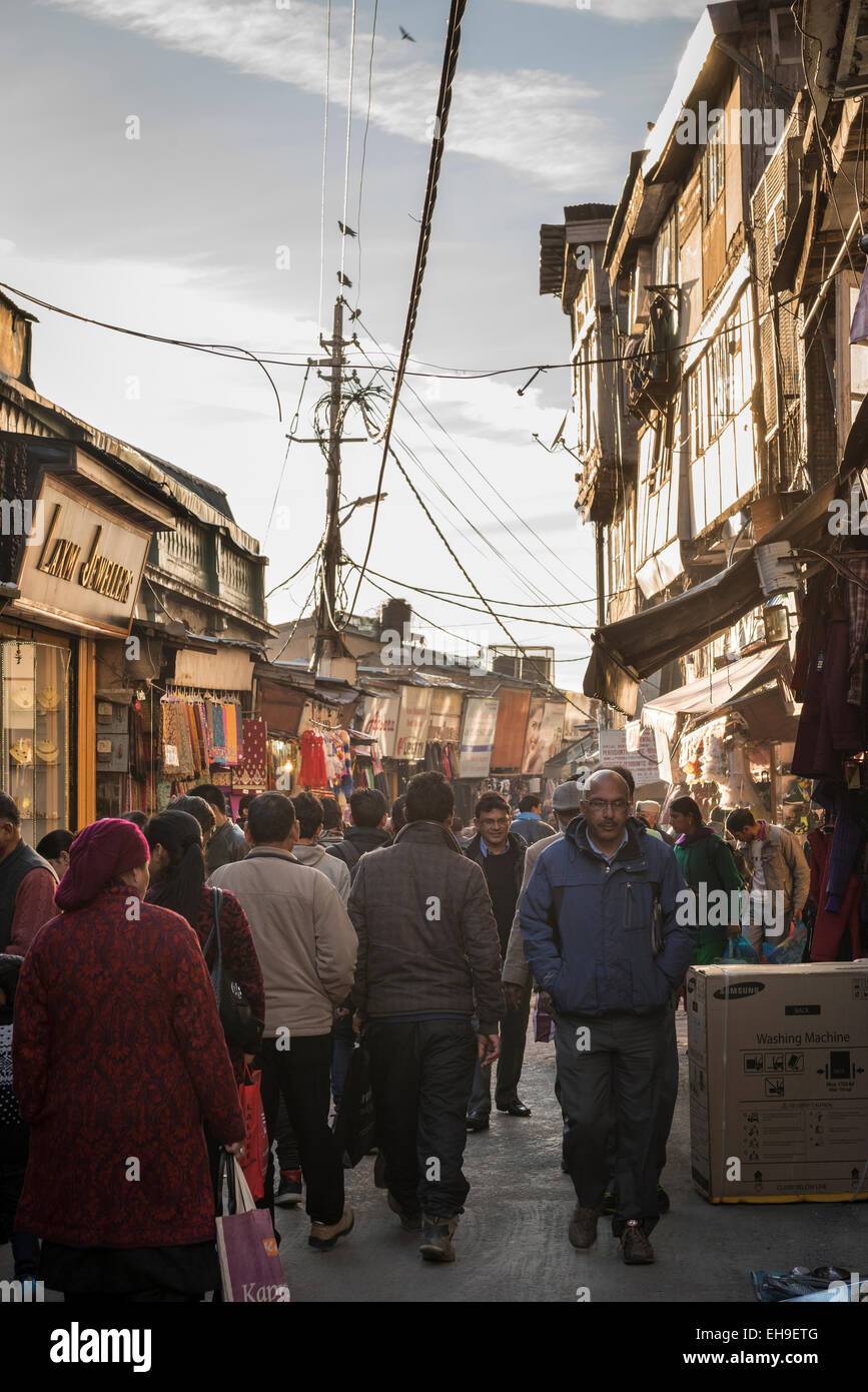 Il bazaar di occupato al di sotto della cresta in Shimla, Himachal Pradesh, India Foto Stock