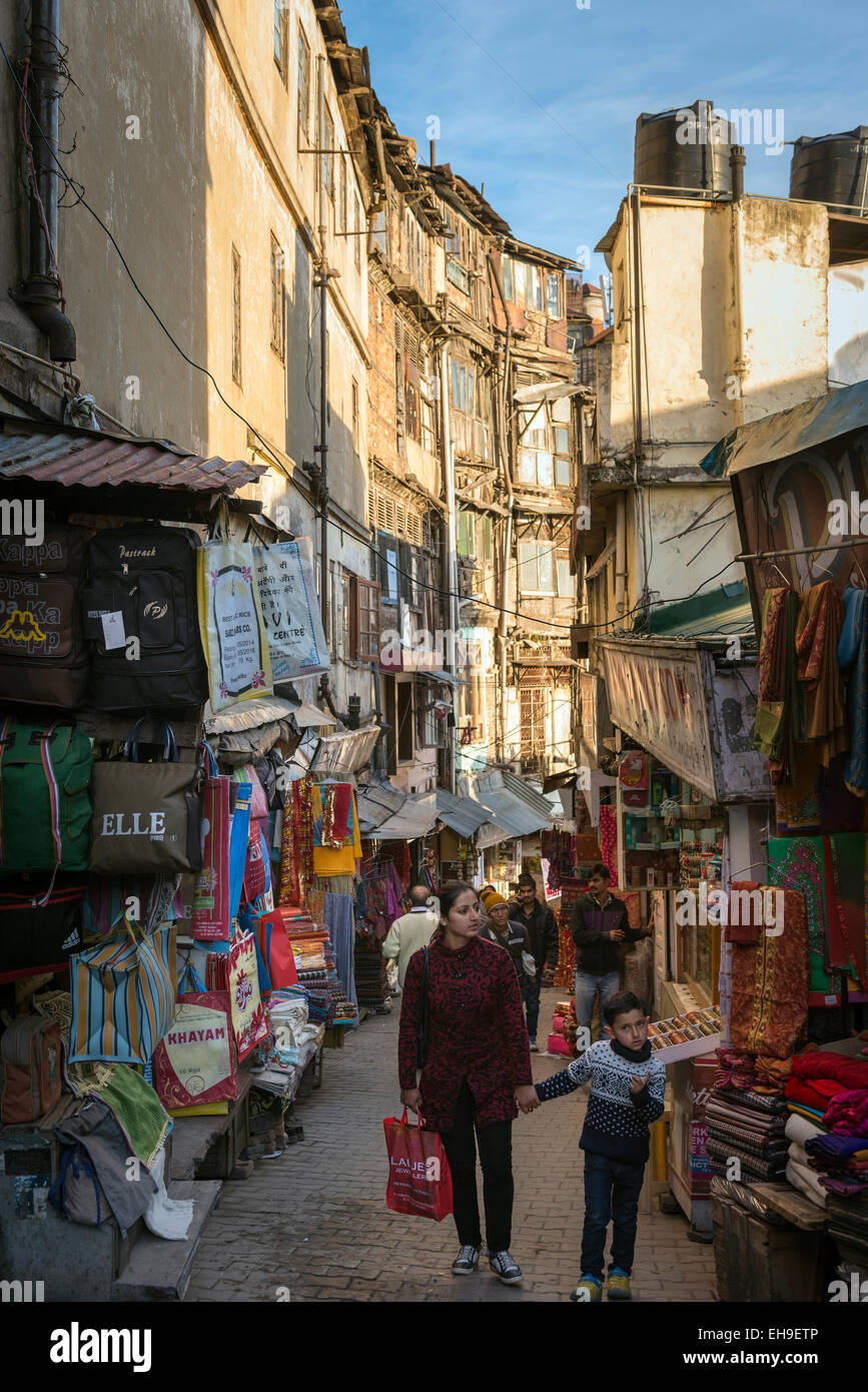 Il bazaar di occupato al di sotto della cresta in Shimla, Himachal Pradesh, India Foto Stock