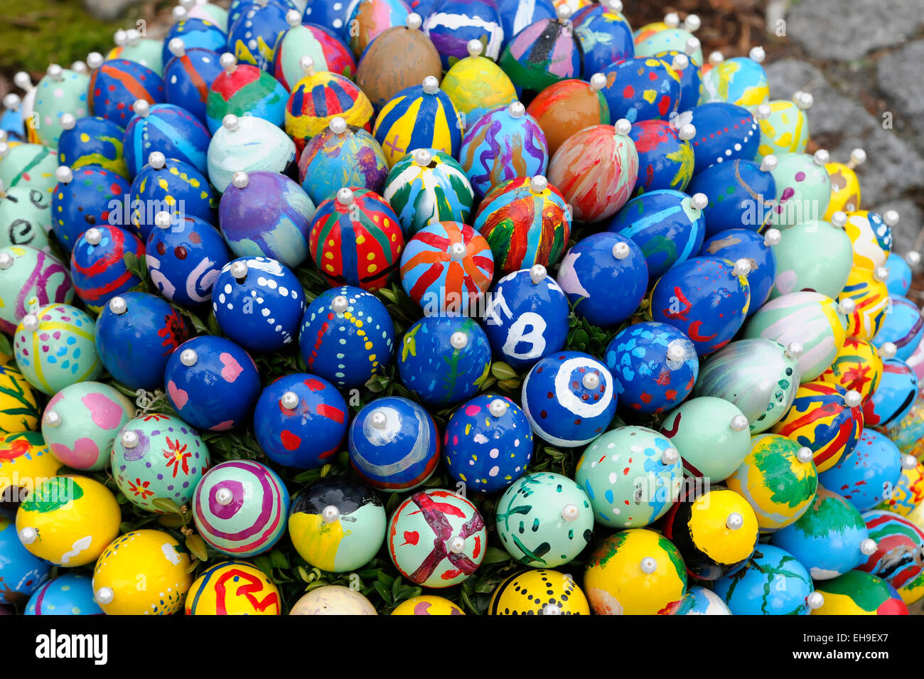 Dipinto di uova di Pasqua, Pasqua Fontana, Schechingen, Baden-Württemberg, Germania Foto Stock
